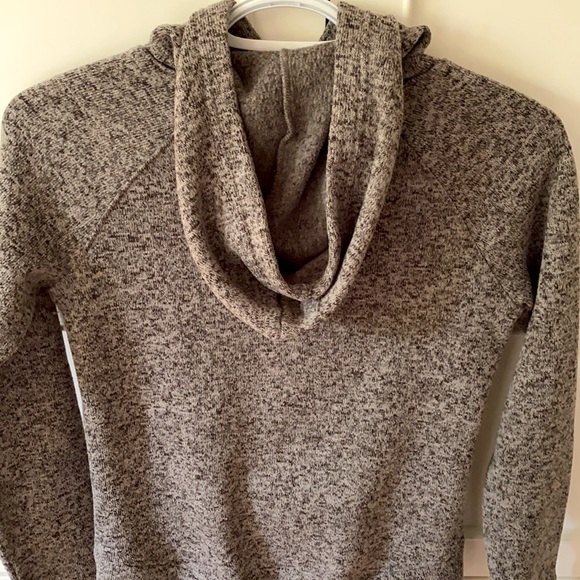 Grey hoodie with zip up pockets. - Picture 4 of 4